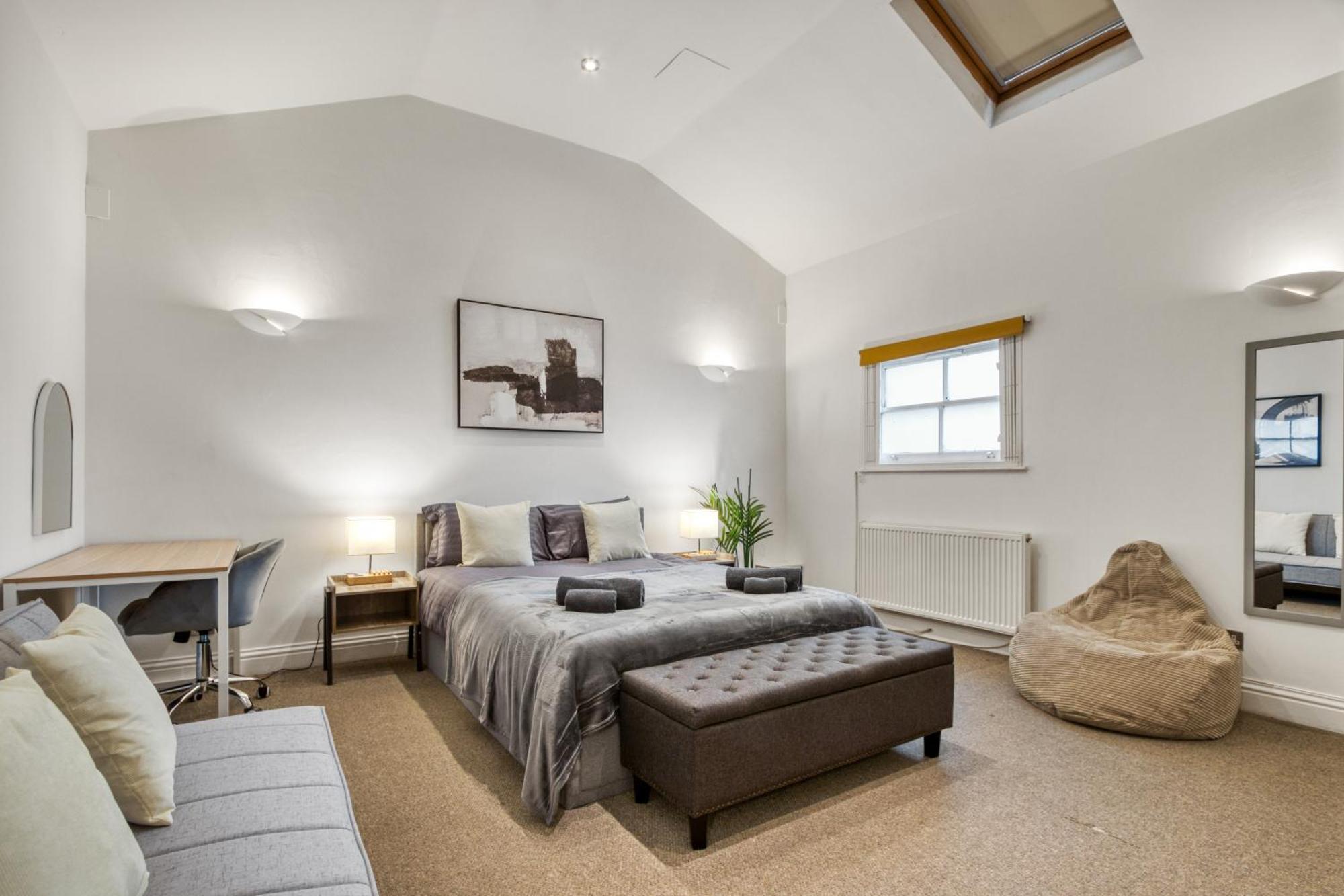 Vibrant 2-bed By Bow London