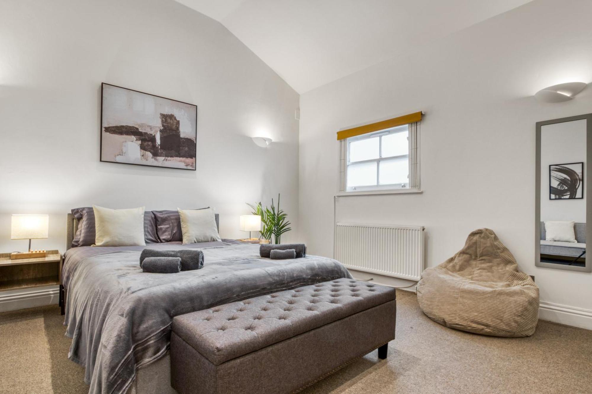 Vibrant 2-bed By Bow