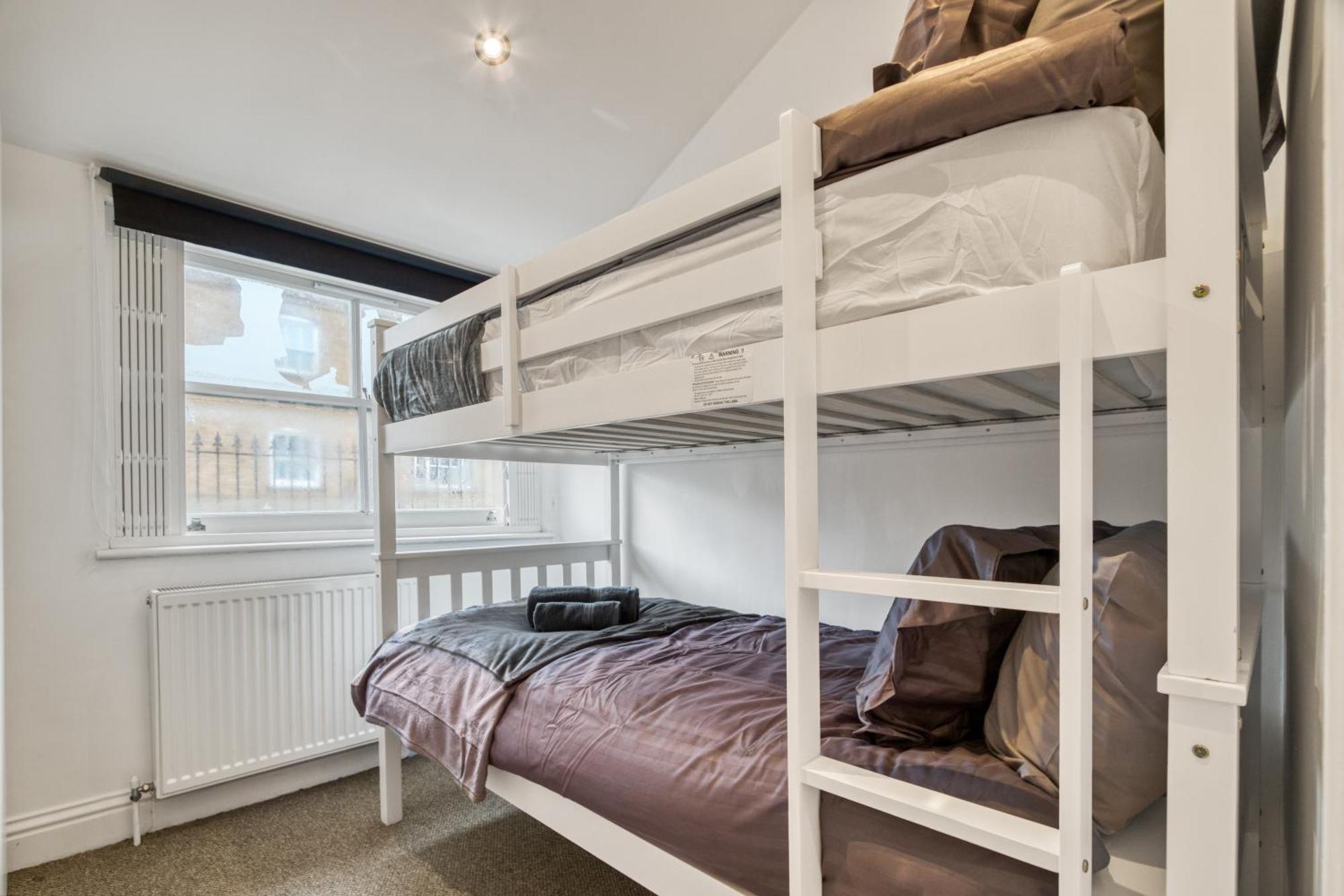Vibrant 2-bed By Bow Apartment London