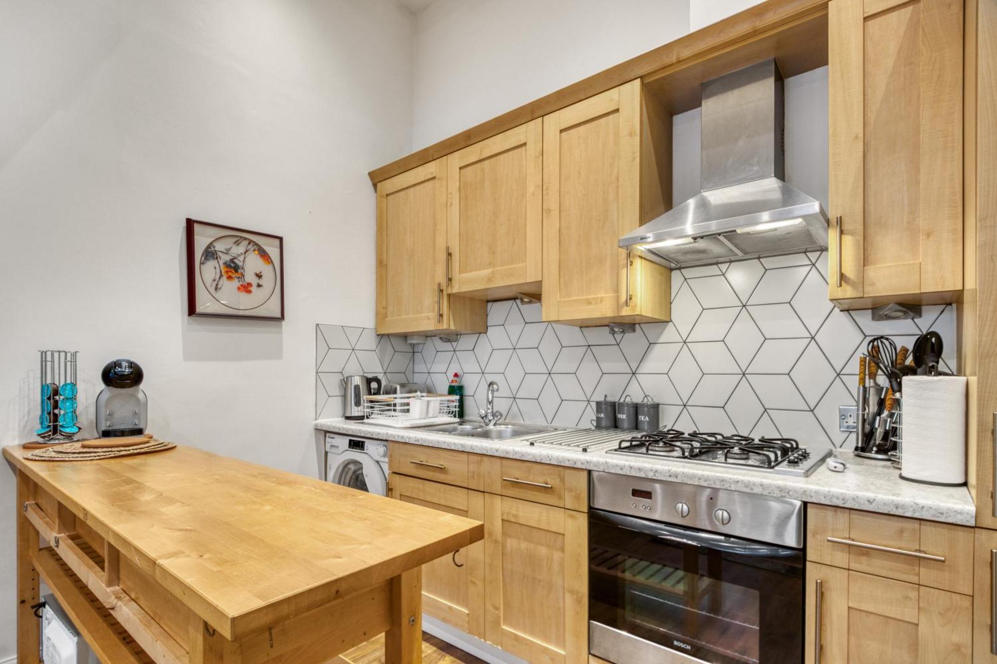 Vibrant 2-bed By Bow London