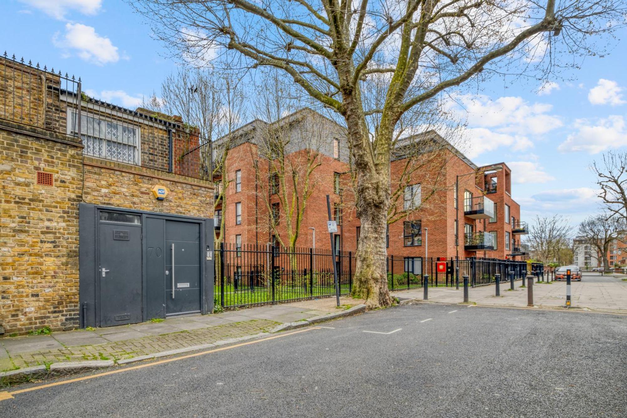 Vibrant 2-bed By Bow London