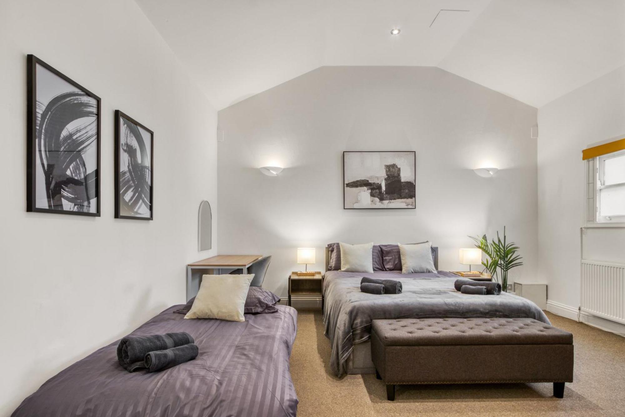 Vibrant 2-bed By Bow Apartment London