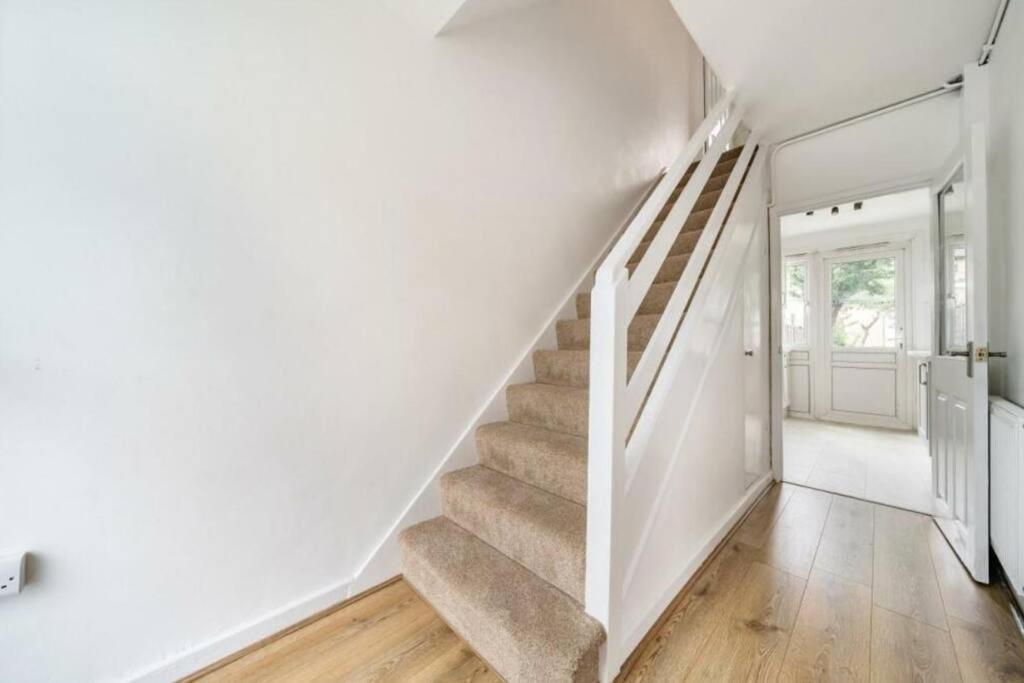 A Luxurious 3 Bed-terrance House London
