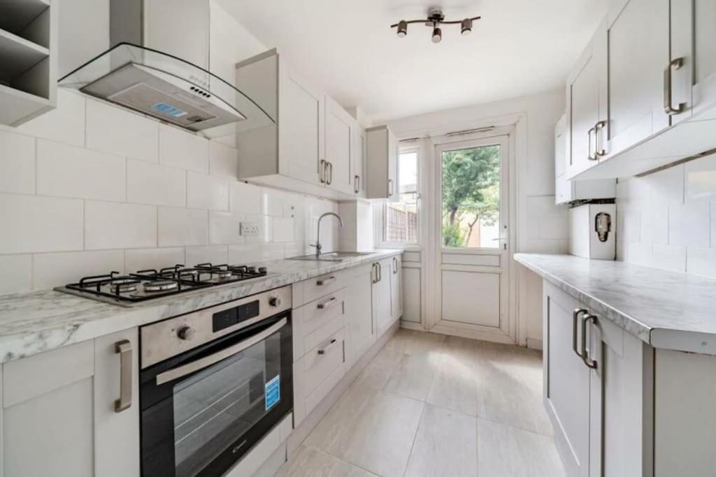 A Luxurious 3 Bed-terrance House Holiday home