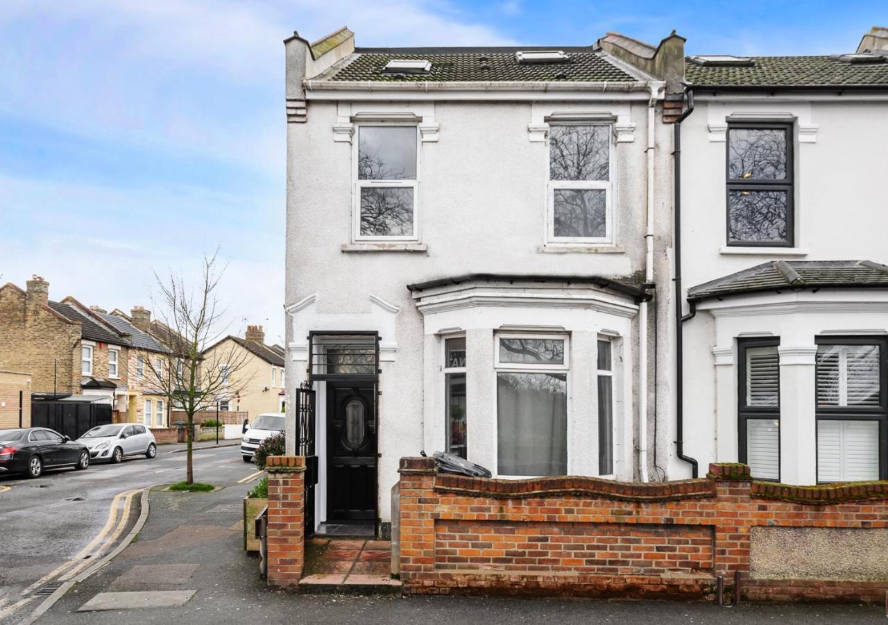 Uksas Two Bed Flat Park Front Lejlighed *