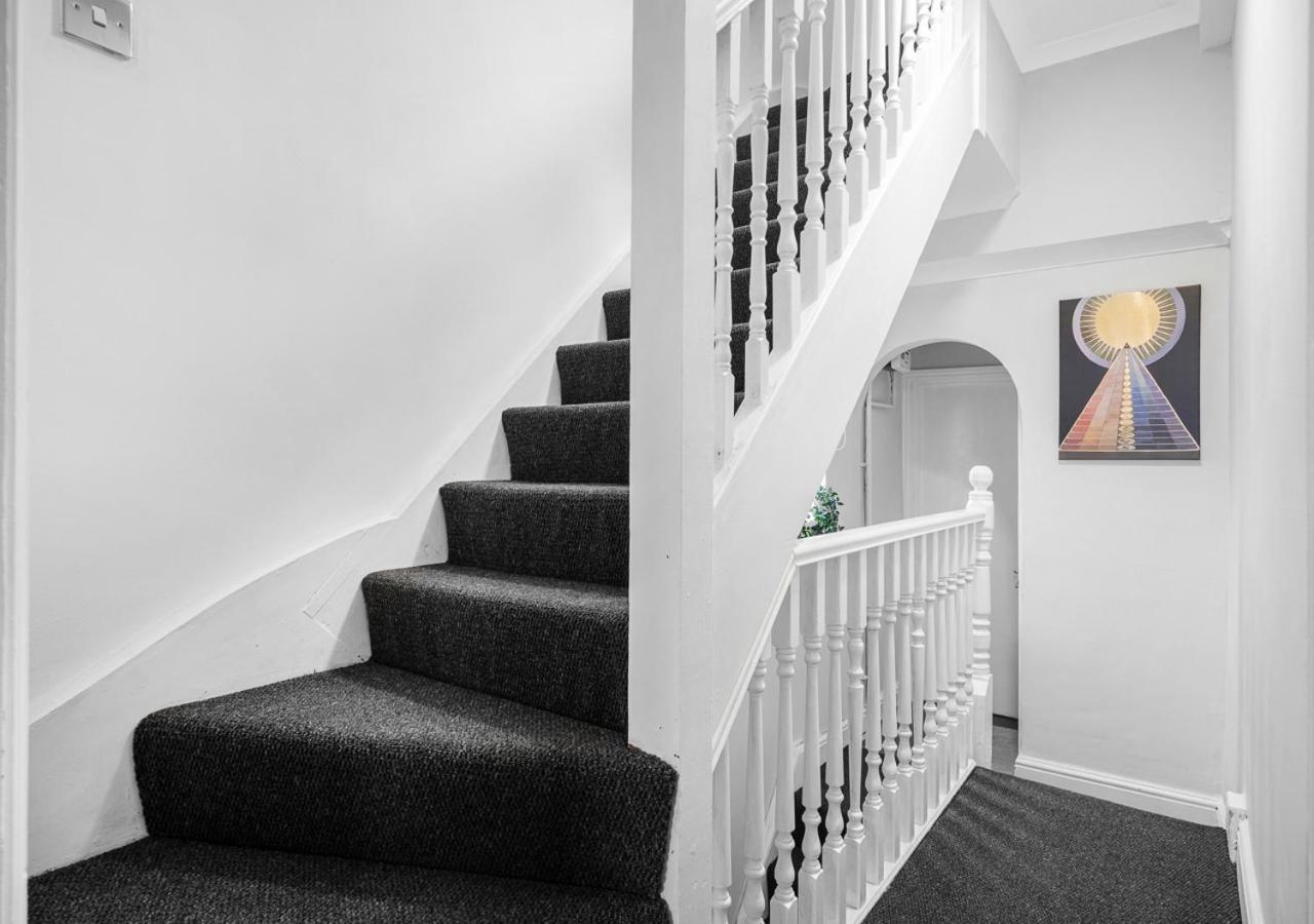 Uksas Two Bed Flat Park Front Lejlighed *