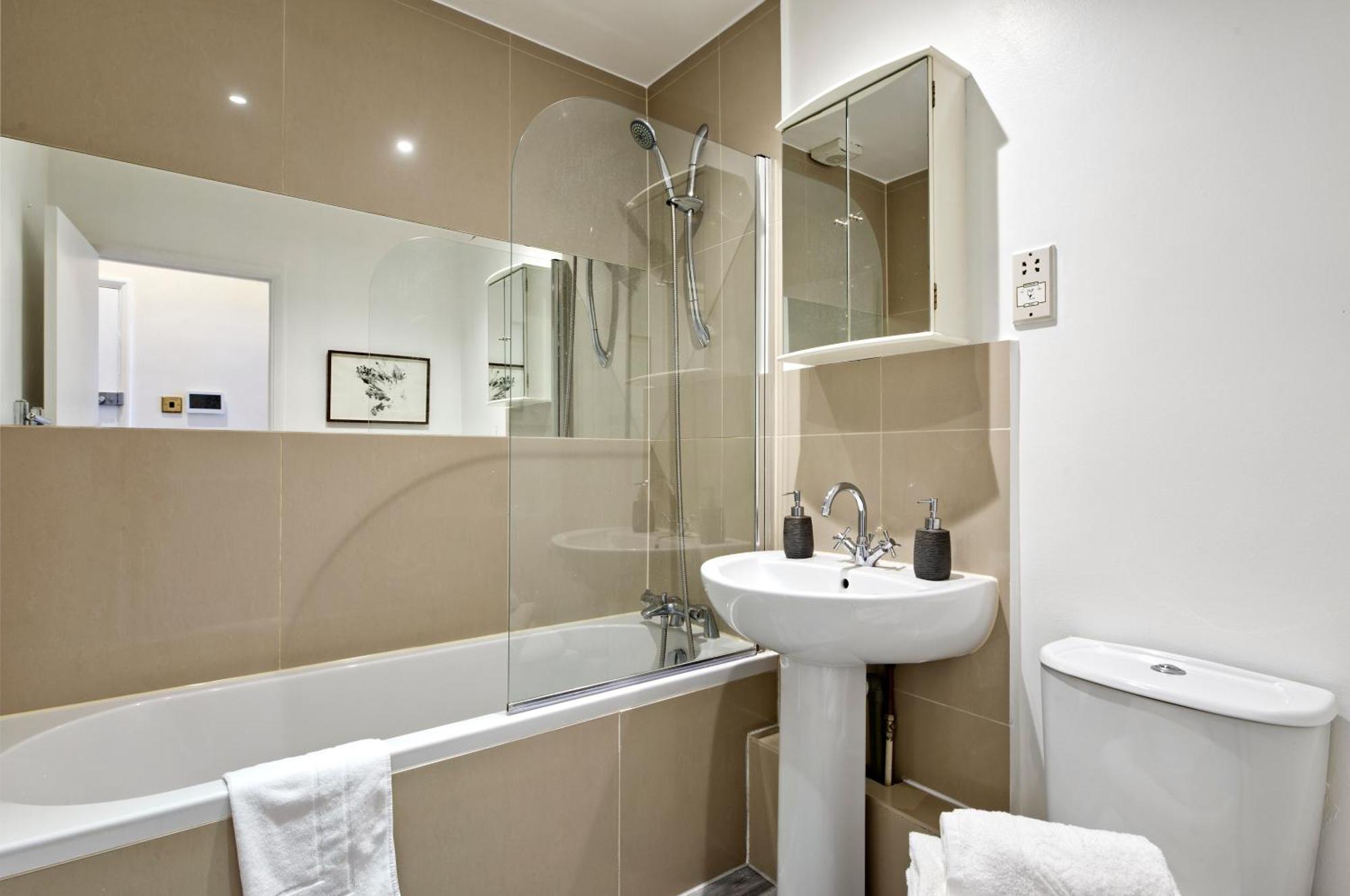 Elegant Earl's Court Flat By Underthedoormat Apartment *