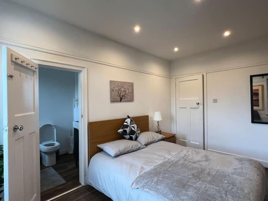 3 Bed Luxury House, 10 Min Walk To Underground Vakantiehuis