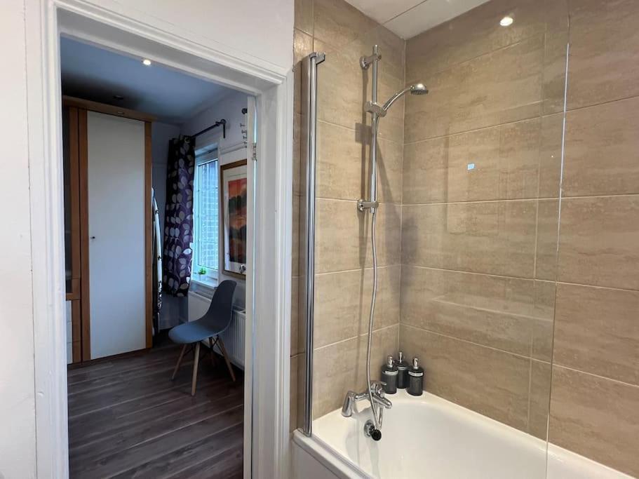 3 Bed Luxury House, 10 Min Walk To Underground Ferienhaus *