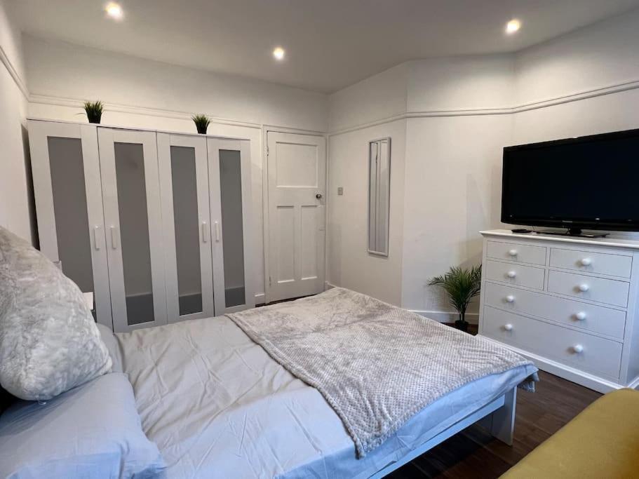 Ferienhaus 3 Bed Luxury House, 10 Min Walk To Underground