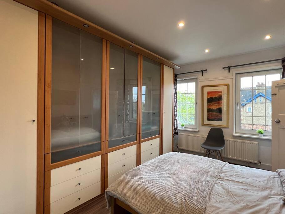 3 Bed Luxury House, 10 Min Walk To Underground Vakantiehuis