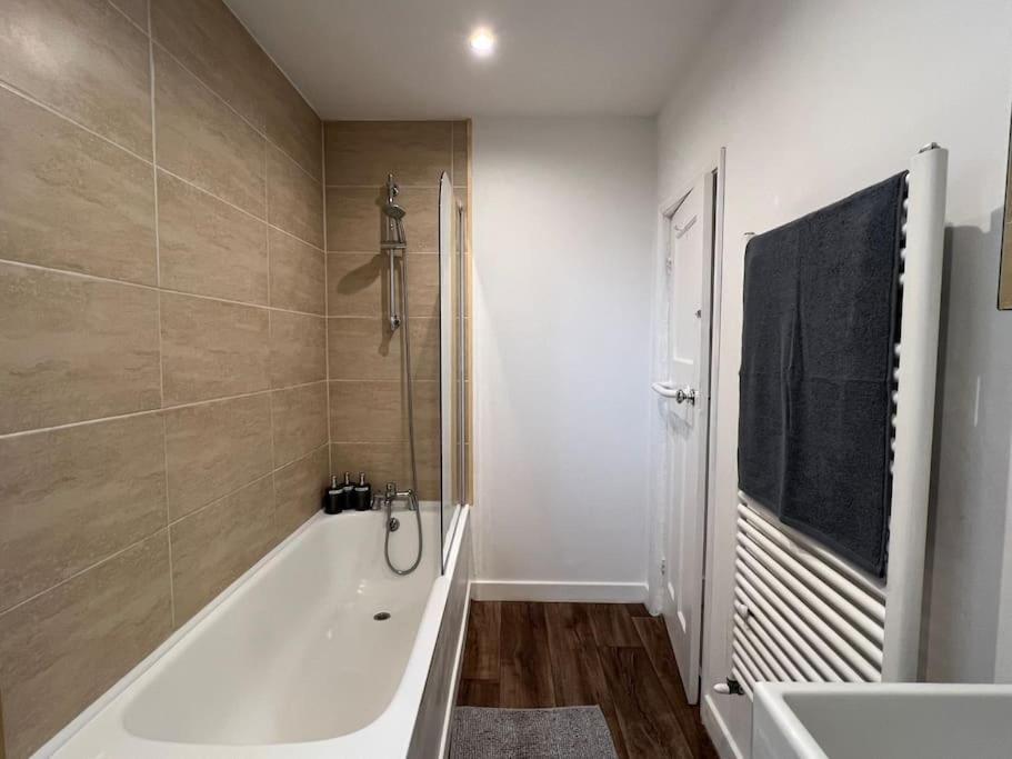 Ferienhaus 3 Bed Luxury House, 10 Min Walk To Underground *