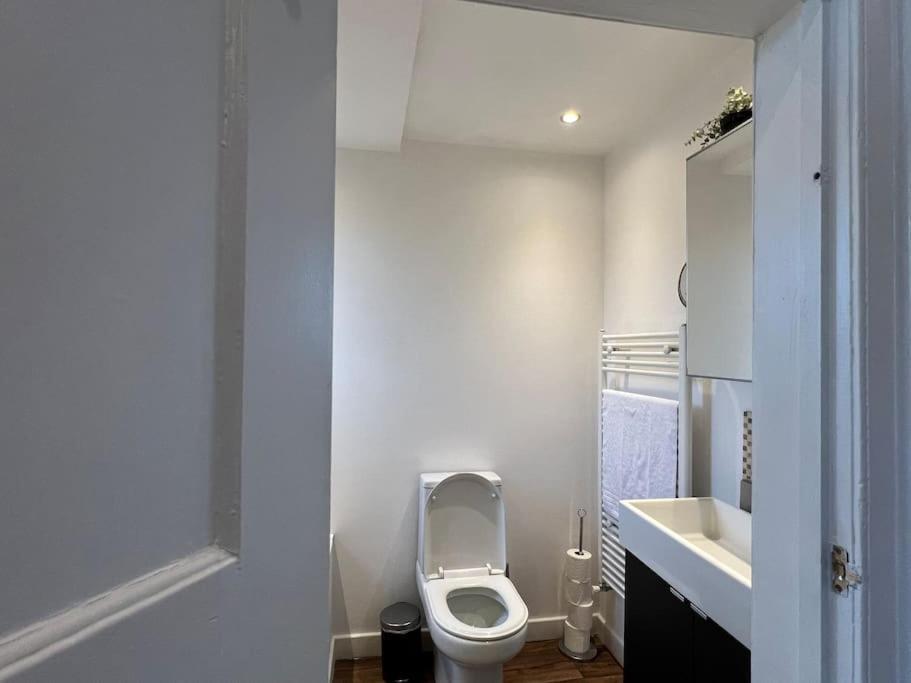 3 Bed Luxury House, 10 Min Walk To Underground Vakantiehuis