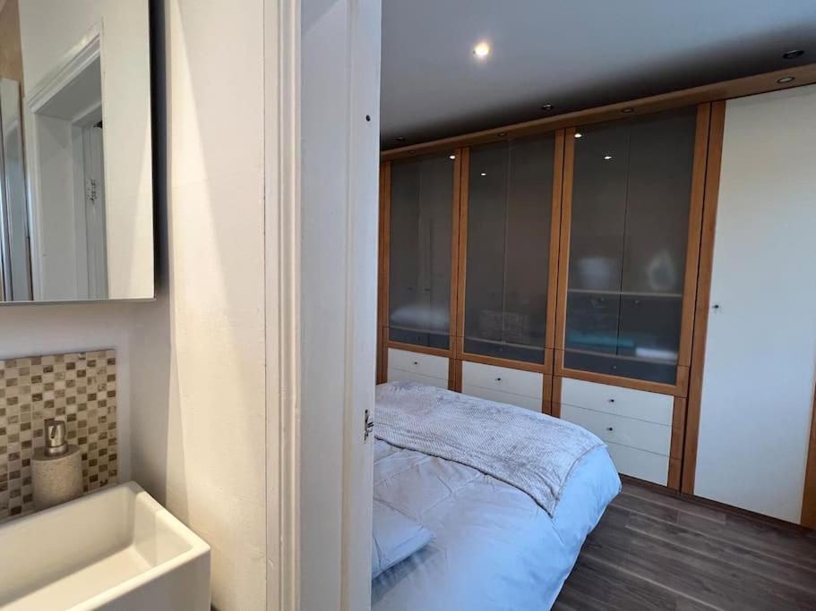 Ferienhaus 3 Bed Luxury House, 10 Min Walk To Underground *