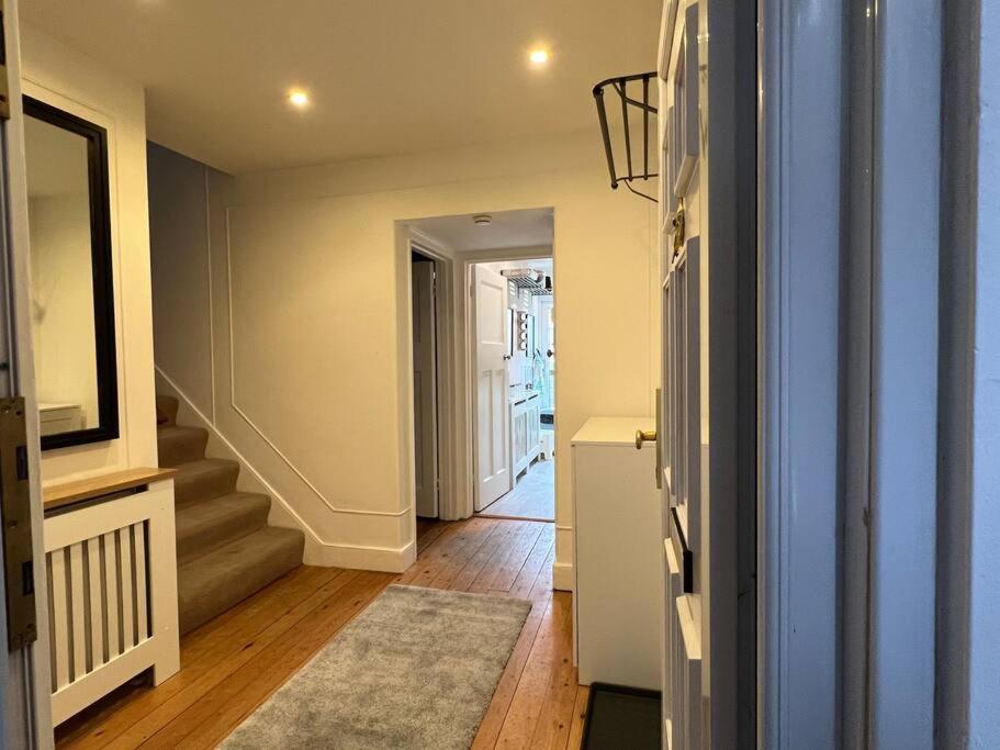 Vakantiehuis 3 Bed Luxury House, 10 Min Walk To Underground Londen