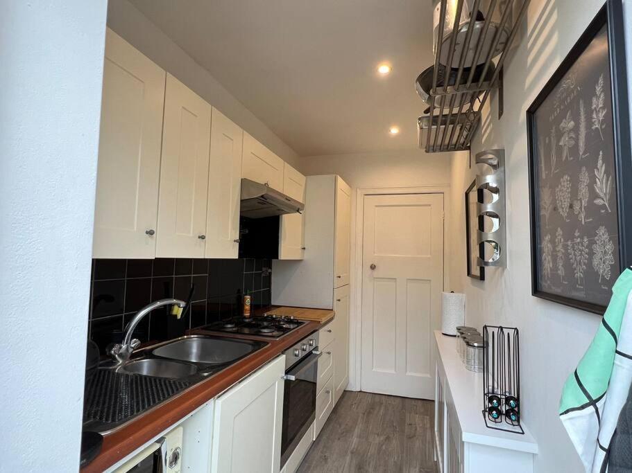 3 Bed Luxury House, 10 Min Walk To Underground Ferienhaus London