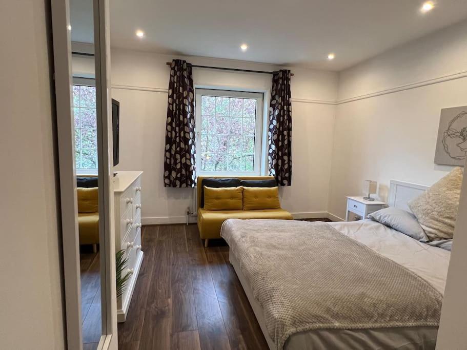 Ferienhaus 3 Bed Luxury House, 10 Min Walk To Underground London