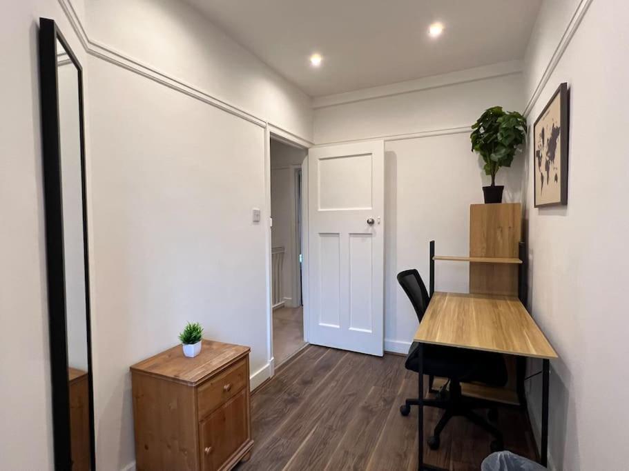 Vakantiehuis 3 Bed Luxury House, 10 Min Walk To Underground