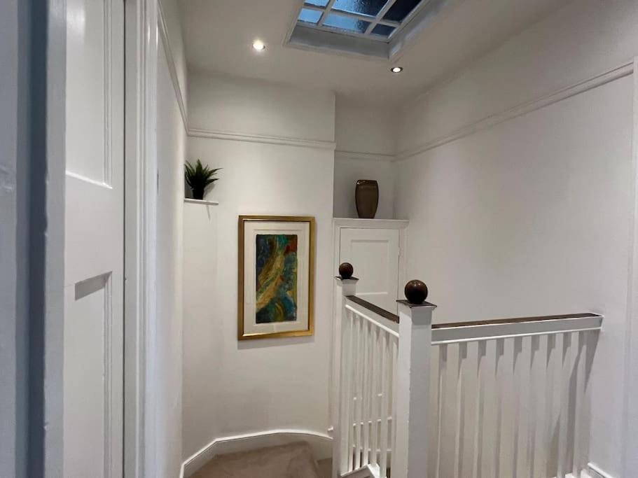 3 Bed Luxury House, 10 Min Walk To Underground Londen