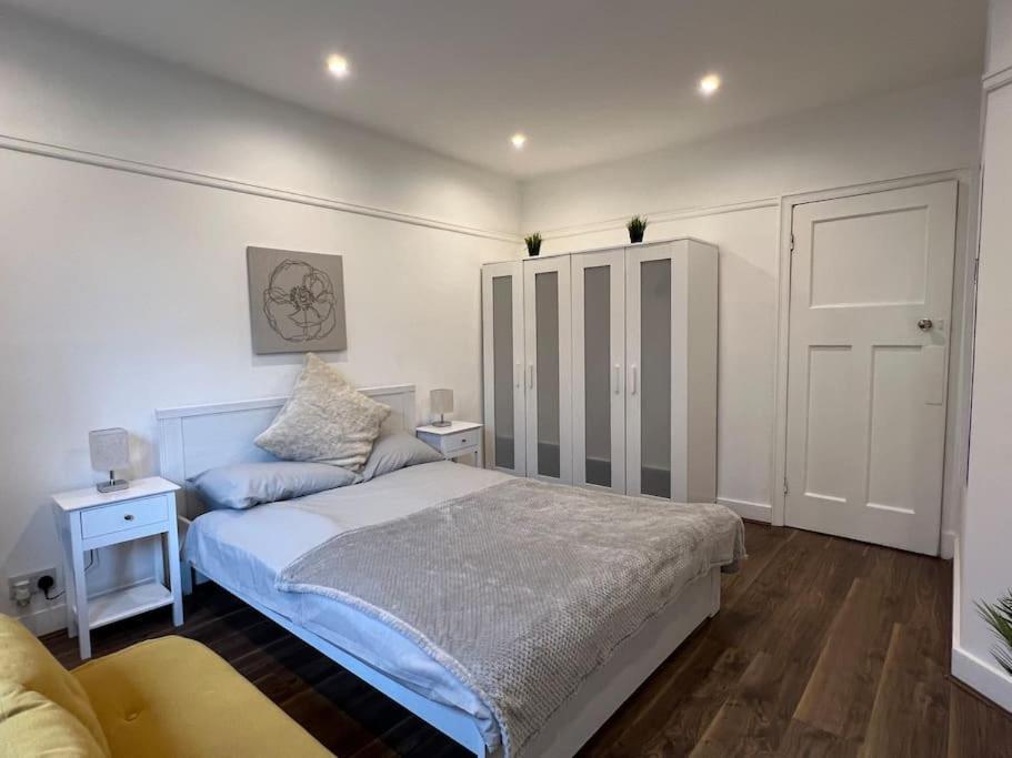 3 Bed Luxury House, 10 Min Walk To Underground * Londen