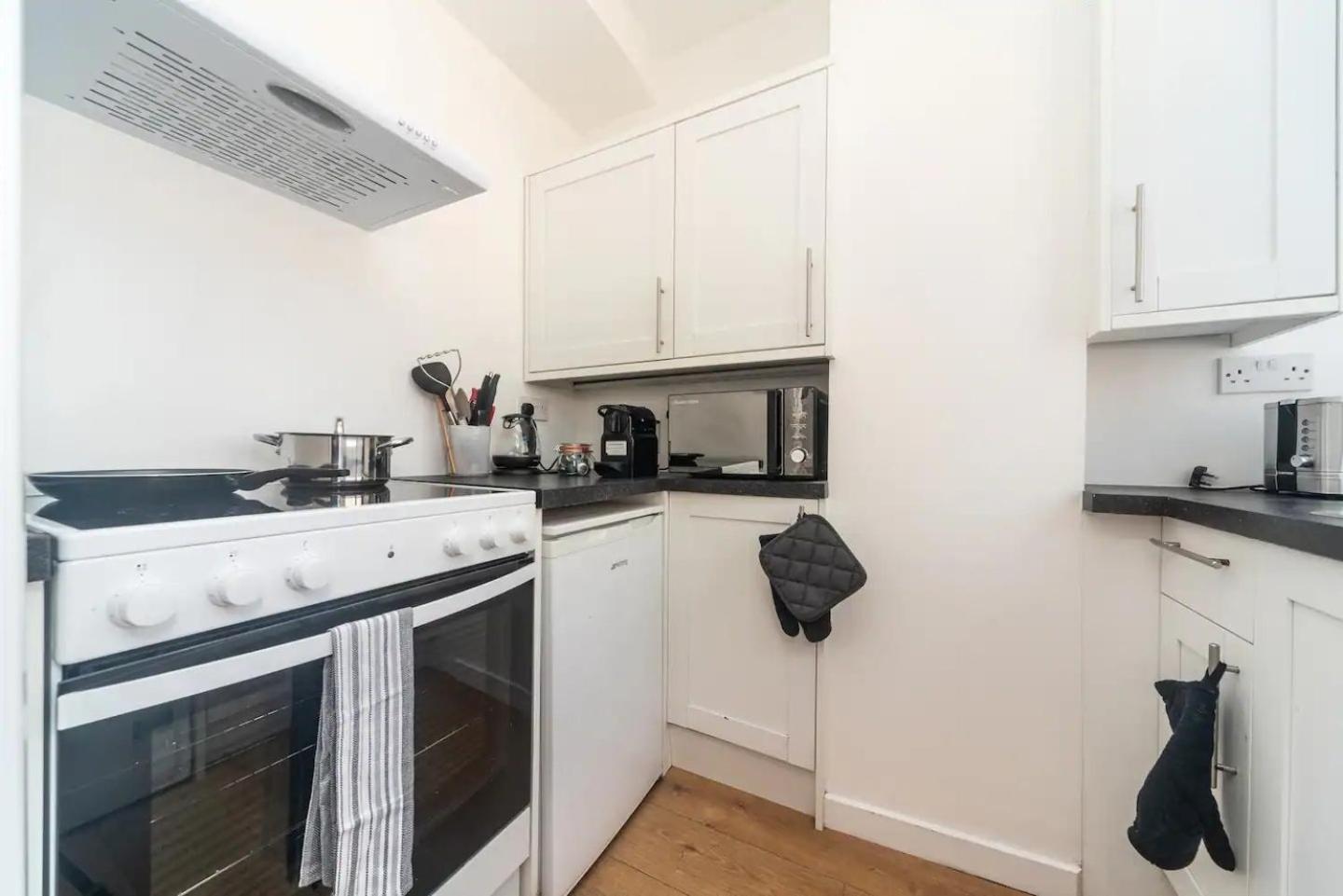 Pass The Keys Elegant Spacious Flat With Large Patio - Short Walk To Trains Apartment London