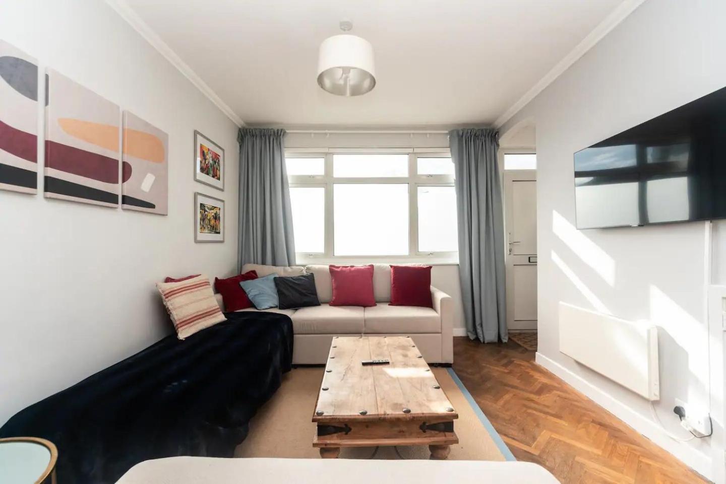 Pass The Keys Elegant Spacious Flat With Large Patio - Short Walk To Trains