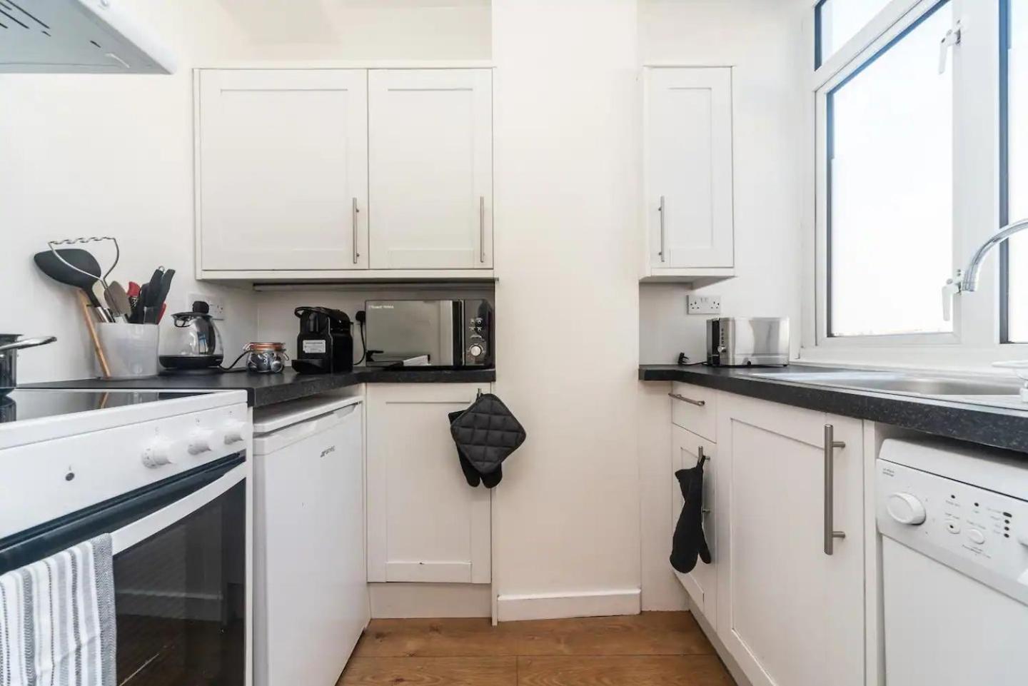 Pass The Keys Elegant Spacious Flat With Large Patio - Short Walk To Trains Apartment London