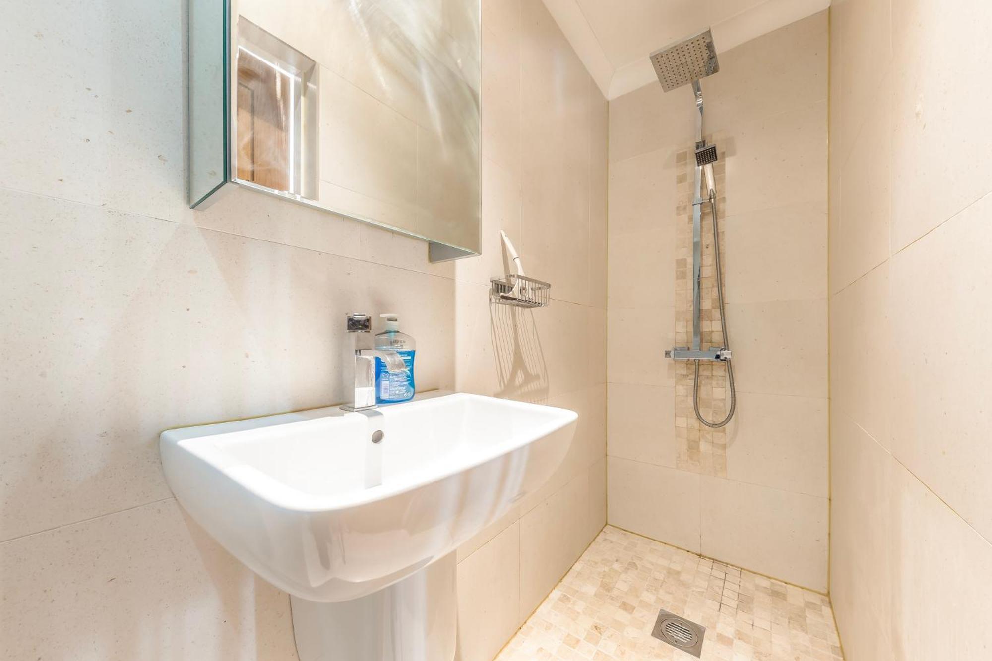 Stylish & Spacious 3 Bed Victorian House Sleeps Up To 7 - Near O2, Museums, Excel, Mazehill Station 12 Mins Direct Into Bridge *