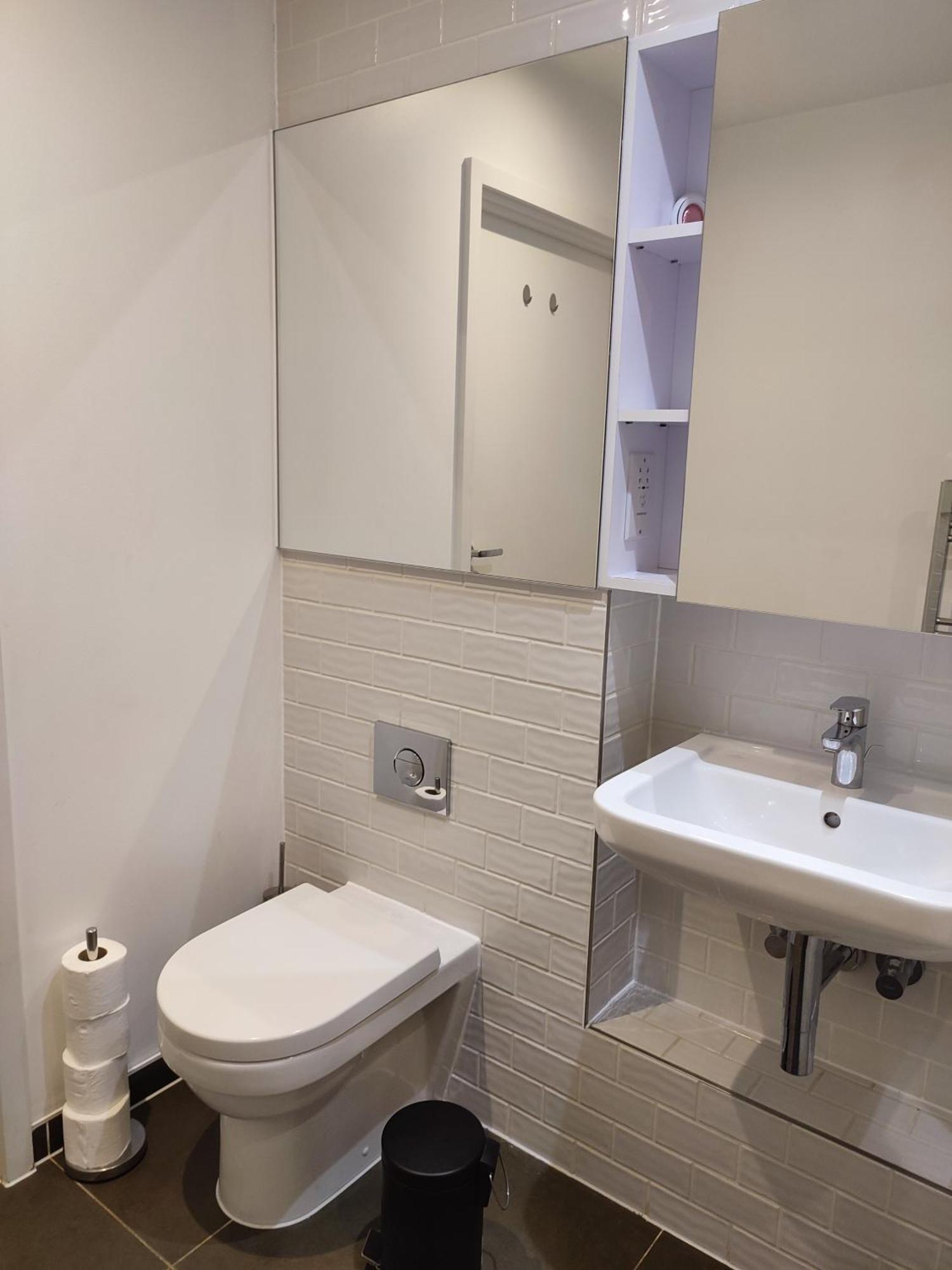 2 Bedroom 2 Bath 1 Ensuite In Roya Asenal Beautiful Views & Parking Lägenhet London