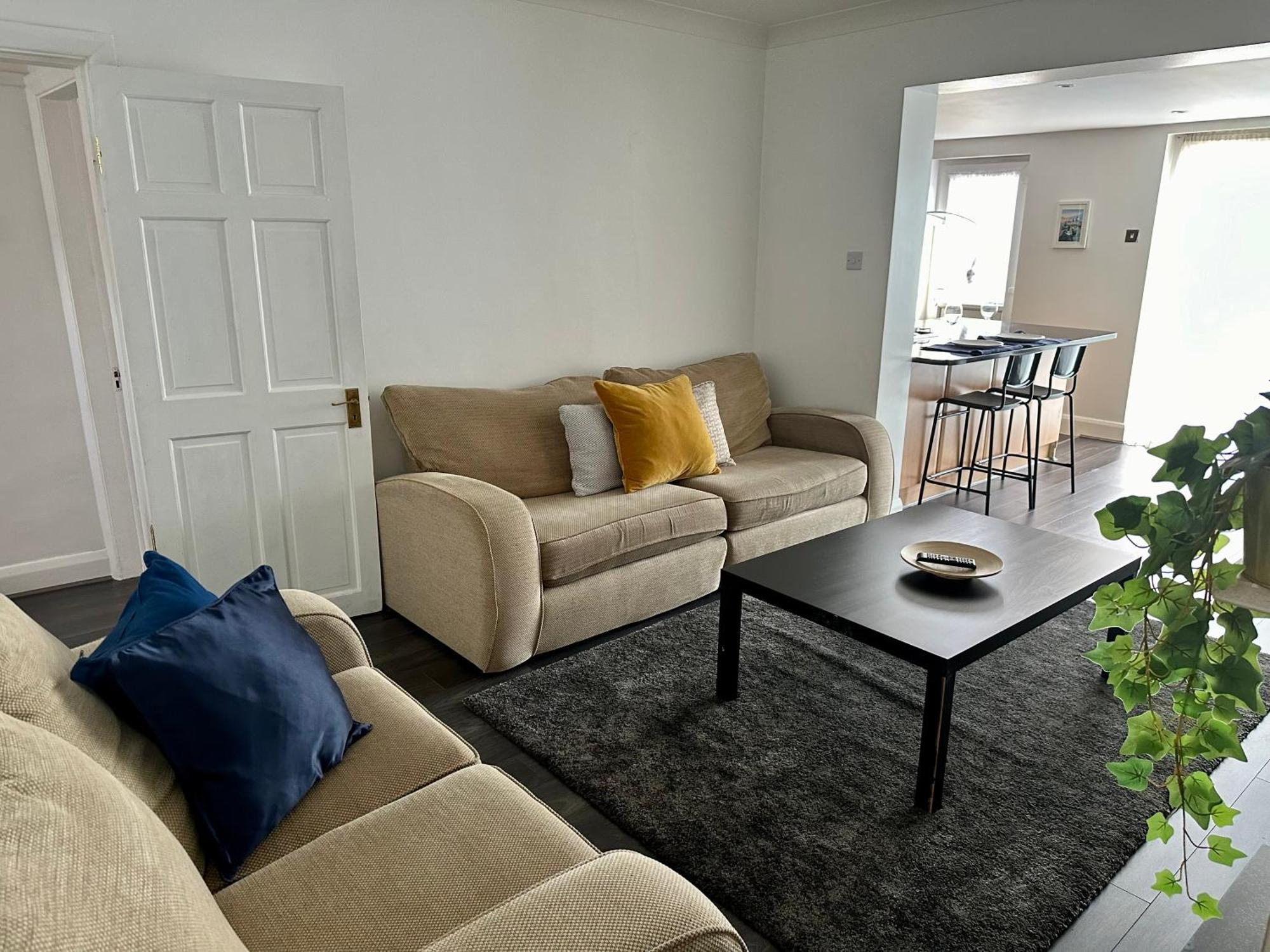 Vakantiehuis Modern Four Bedroom Semi-detached House With Off Street Parking 8 Min Drive To Wembley Stadium, 5 Miles To Londen