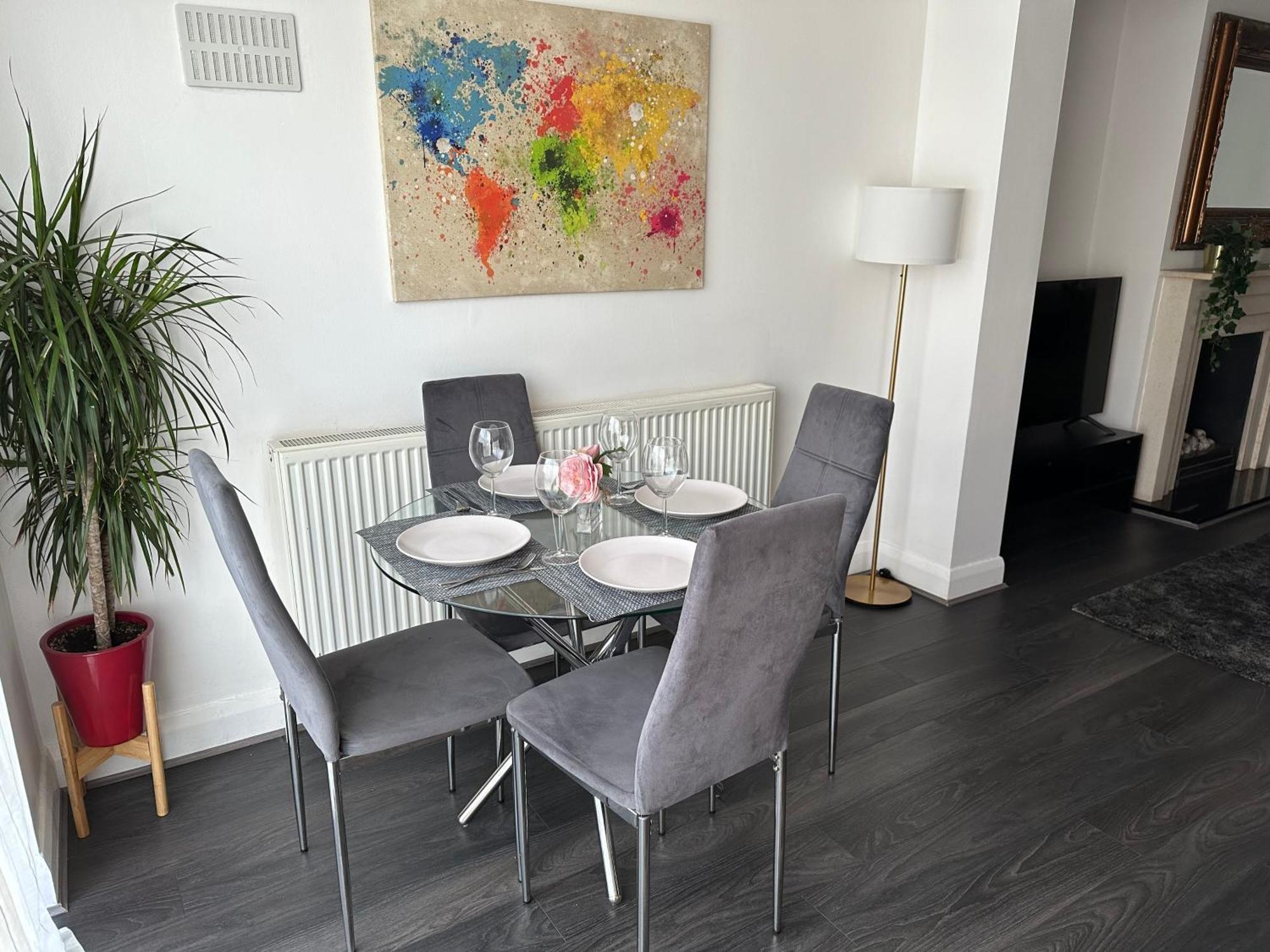 Modern Four Bedroom Semi-detached House With Off Street Parking 8 Min Drive To Wembley Stadium, 5 Miles To * Londen