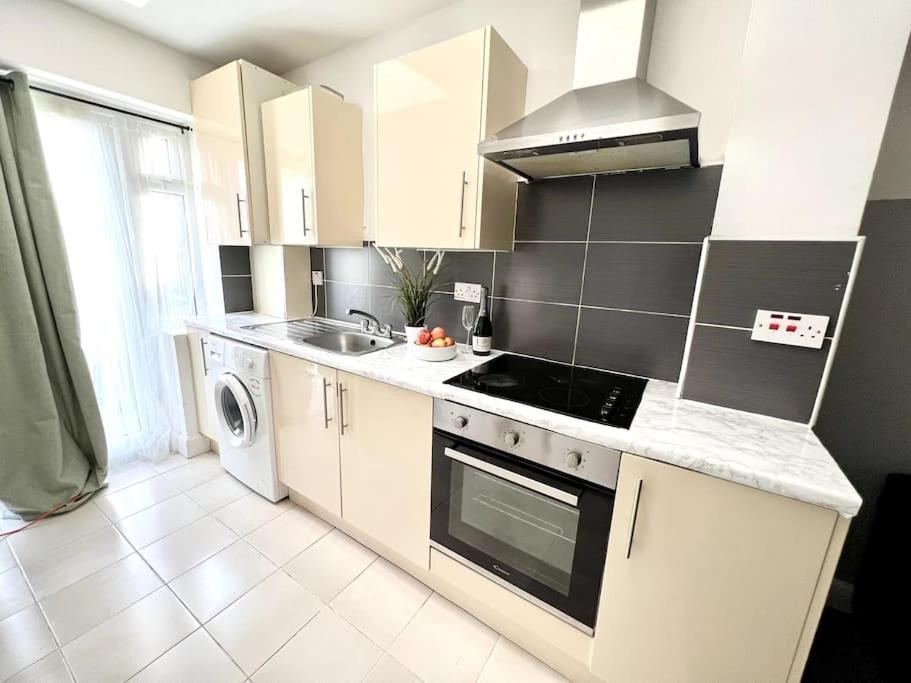 Modern 2 Bed Close To Mall With Parking & Garden Feriehus London
