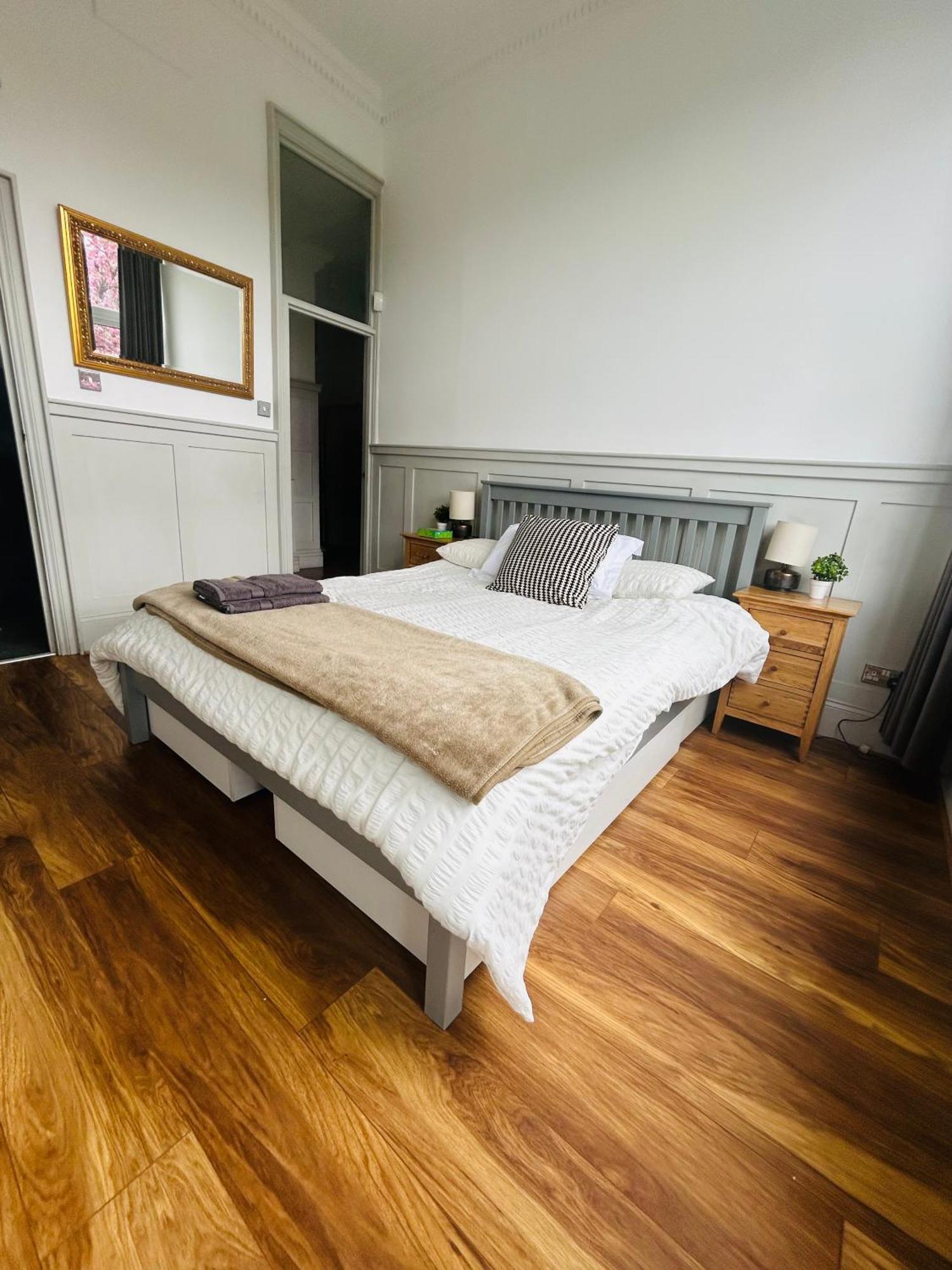 Stunning Holland Park- Sleeps 6 Leilighet London
