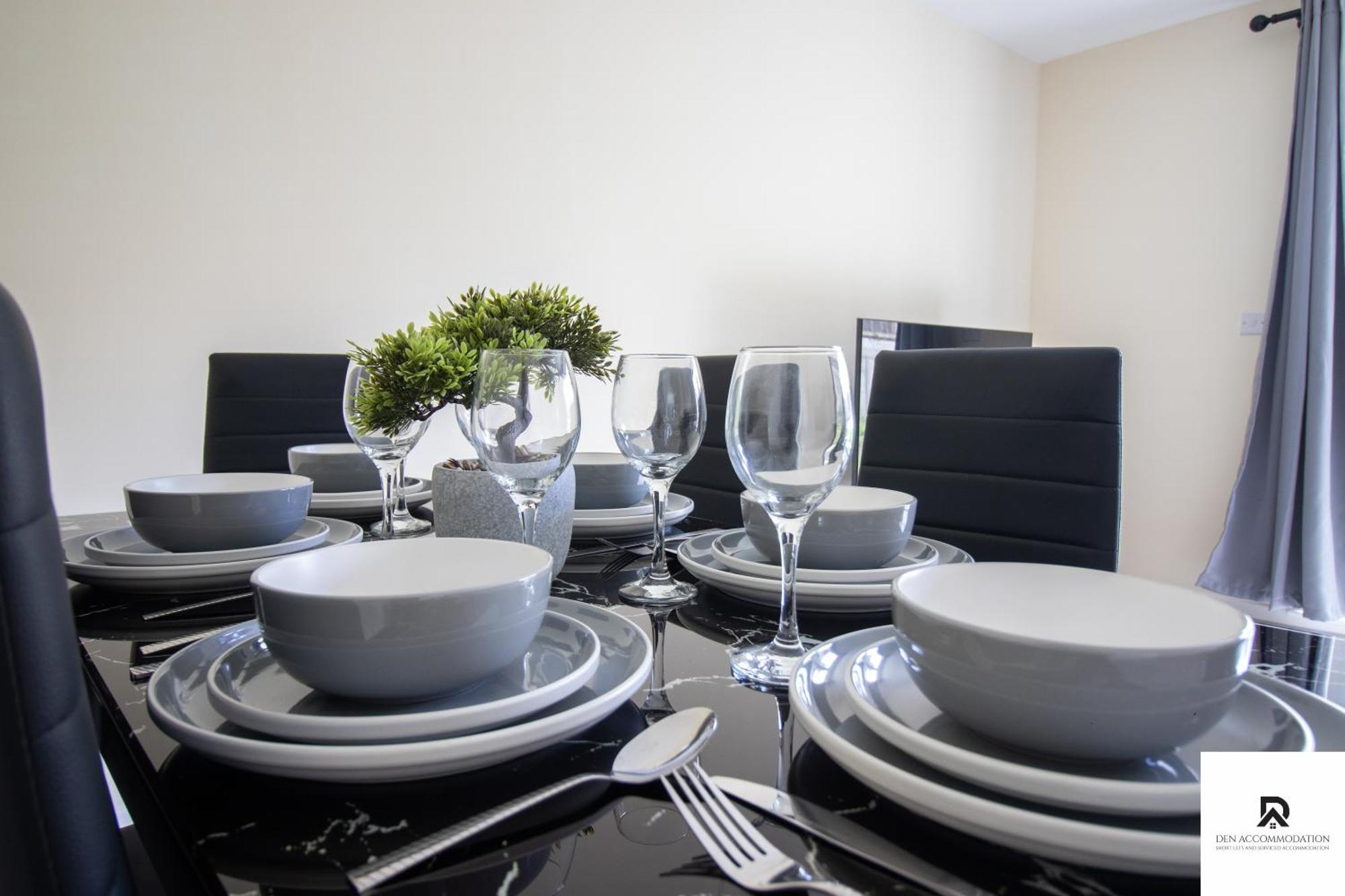 Newly Launched Two Bedroom House By Den Short Lets & Serviced With Garden Semesterbostad London