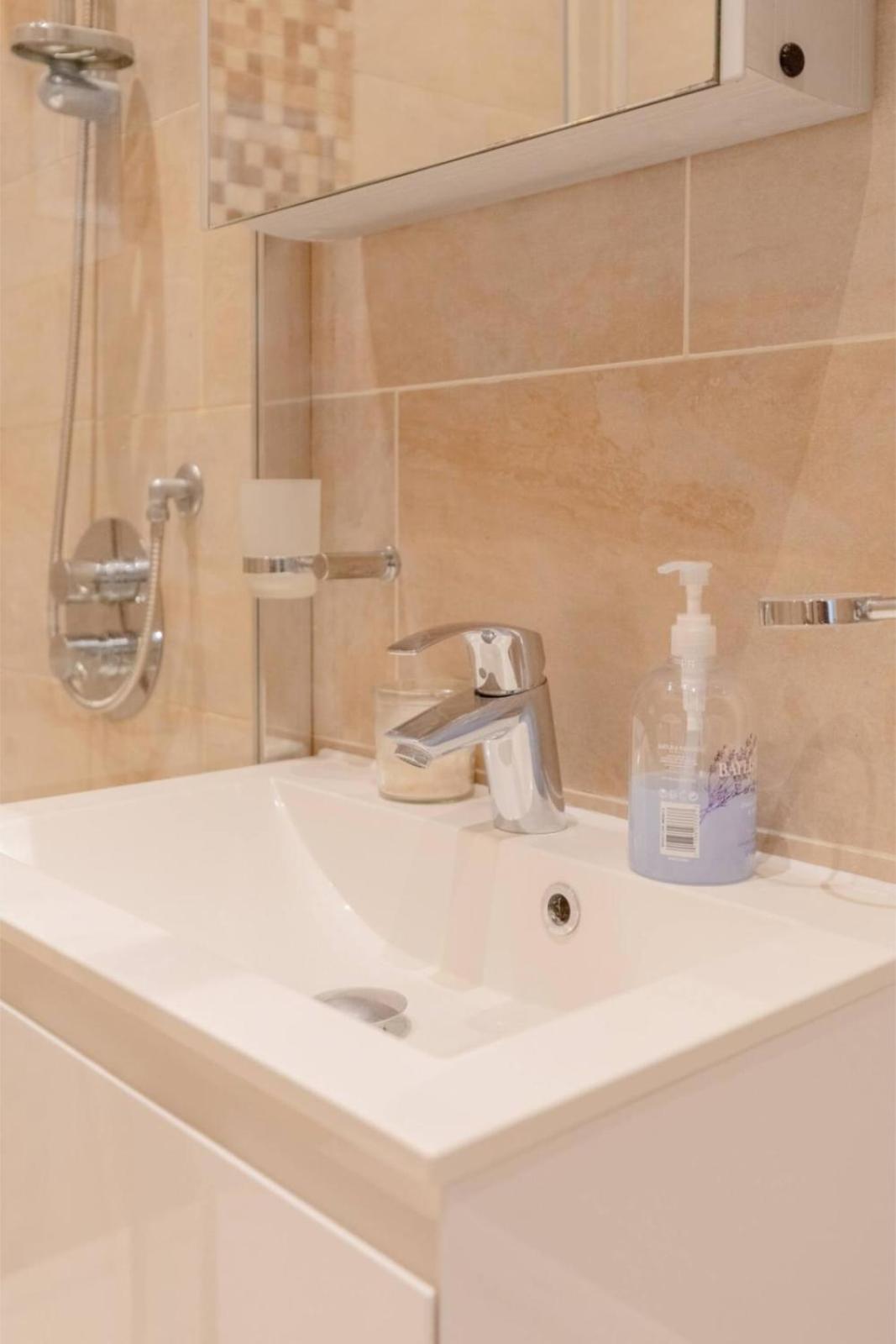 Apartment Stylish Bohemian 2bd Flat Mile End Park! London