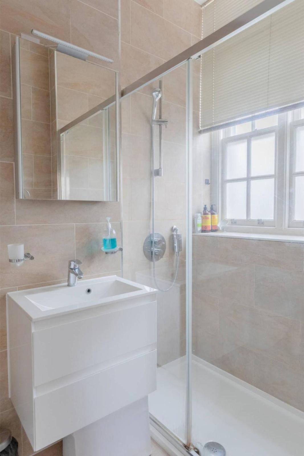 Apartment Stylish Bohemian 2bd Flat Mile End Park!