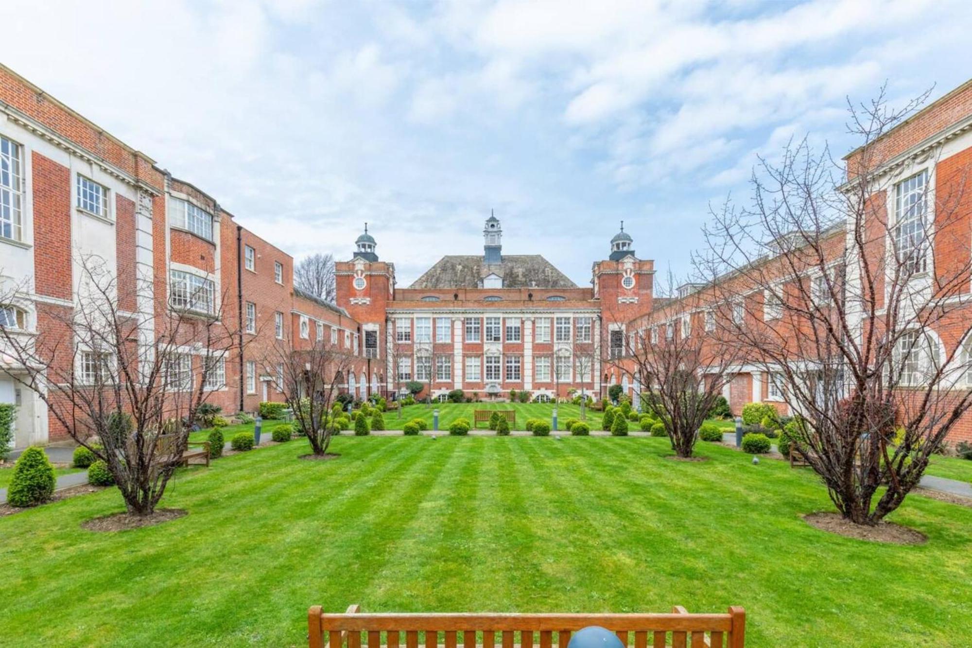 Apartment Stylish Bohemian 2bd Flat Mile End Park!