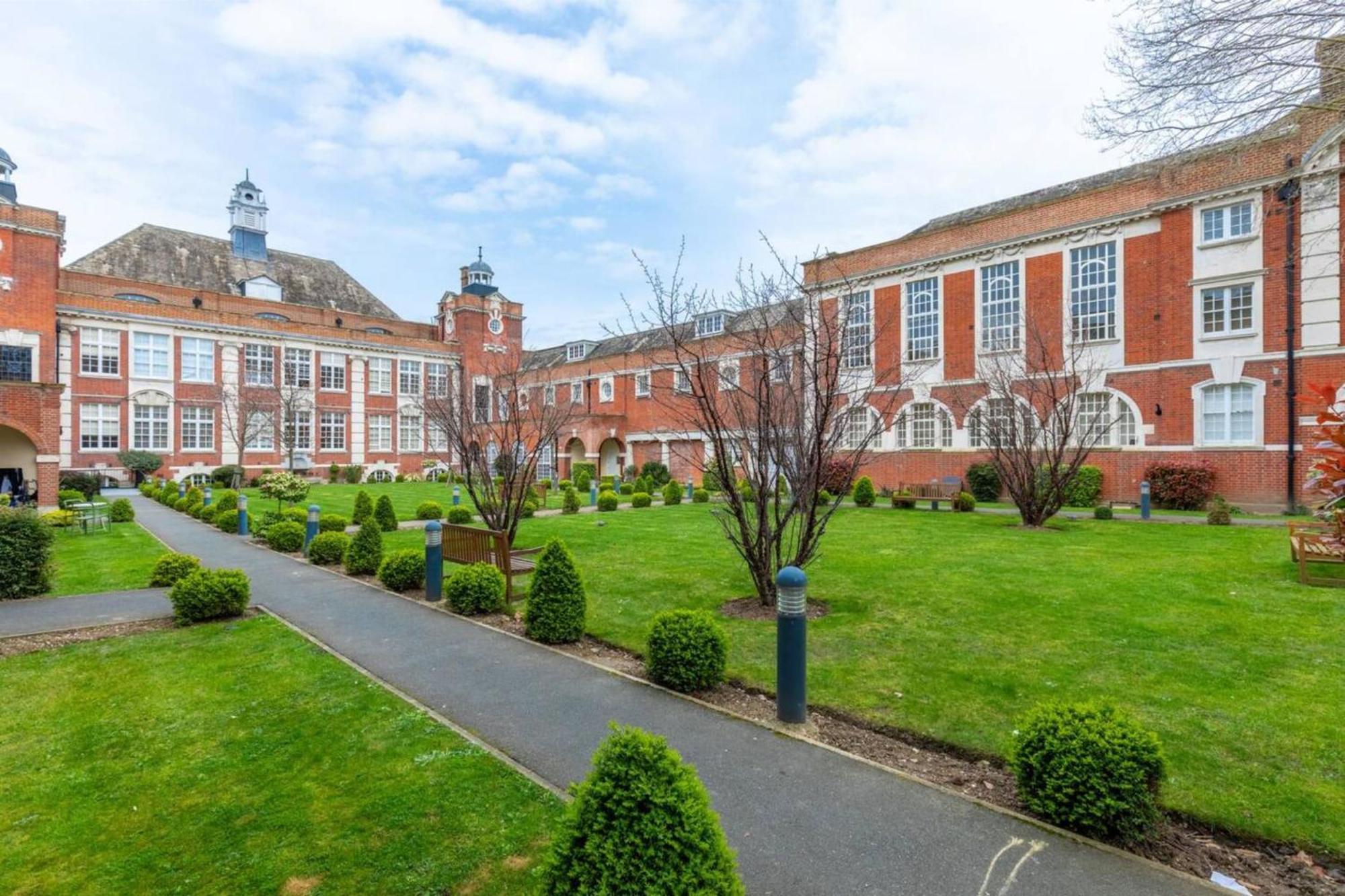 Apartment Stylish Bohemian 2bd Flat Mile End Park!