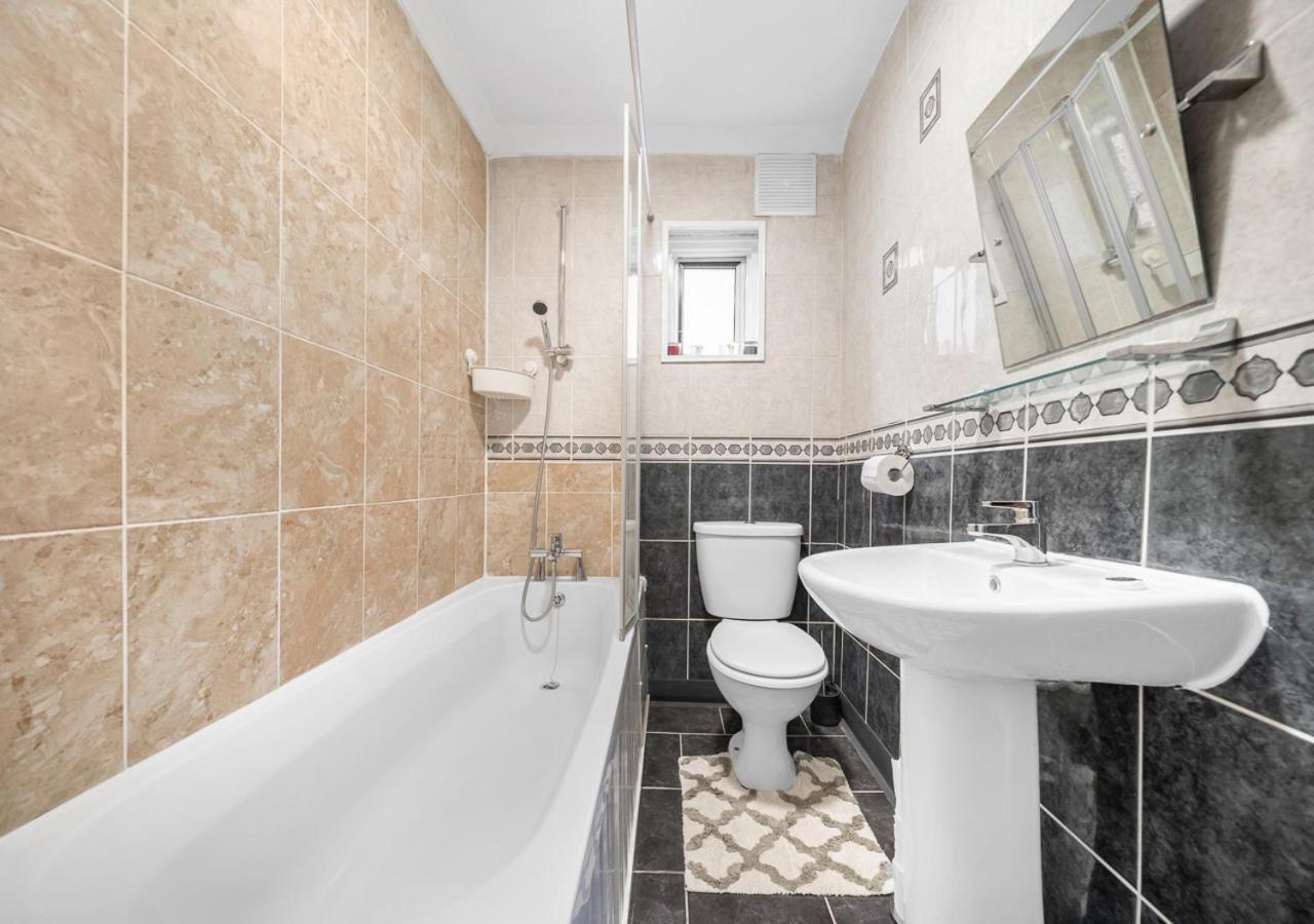 Uksas Two Bed Flat Park Front Lejlighed London