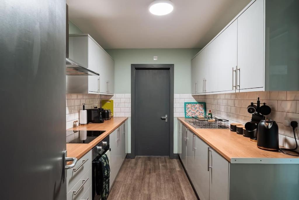 Feriehus Edmonton - 4 Bedrooms, Sleeps 8, 3 Bathroom Contractor Base London