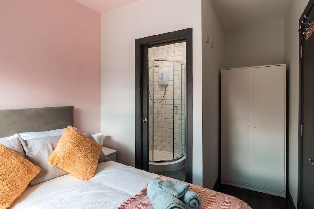 Edmonton - 4 Bedrooms, Sleeps 8, 3 Bathroom Contractor Base Feriehus London