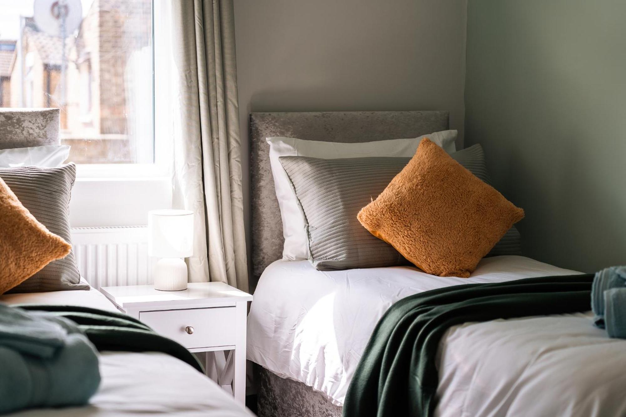 Edmonton - 4 Bedrooms, Sleeps 8, 3 Bathroom Contractor Base Feriehus London