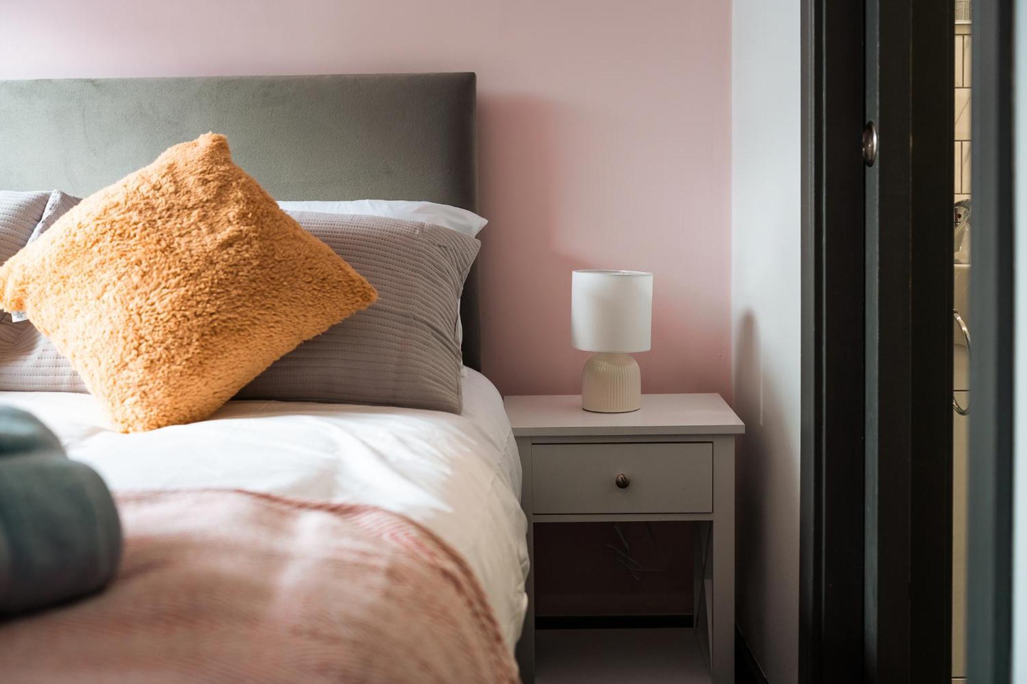 Feriehus Edmonton - 4 Bedrooms, Sleeps 8, 3 Bathroom Contractor Base London
