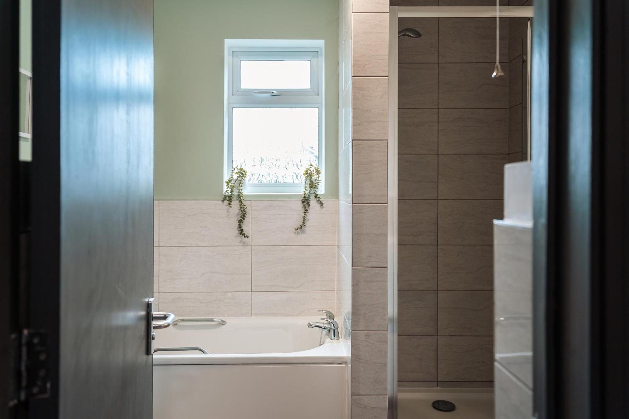 Feriehus Edmonton - 4 Bedrooms, Sleeps 8, 3 Bathroom Contractor Base *