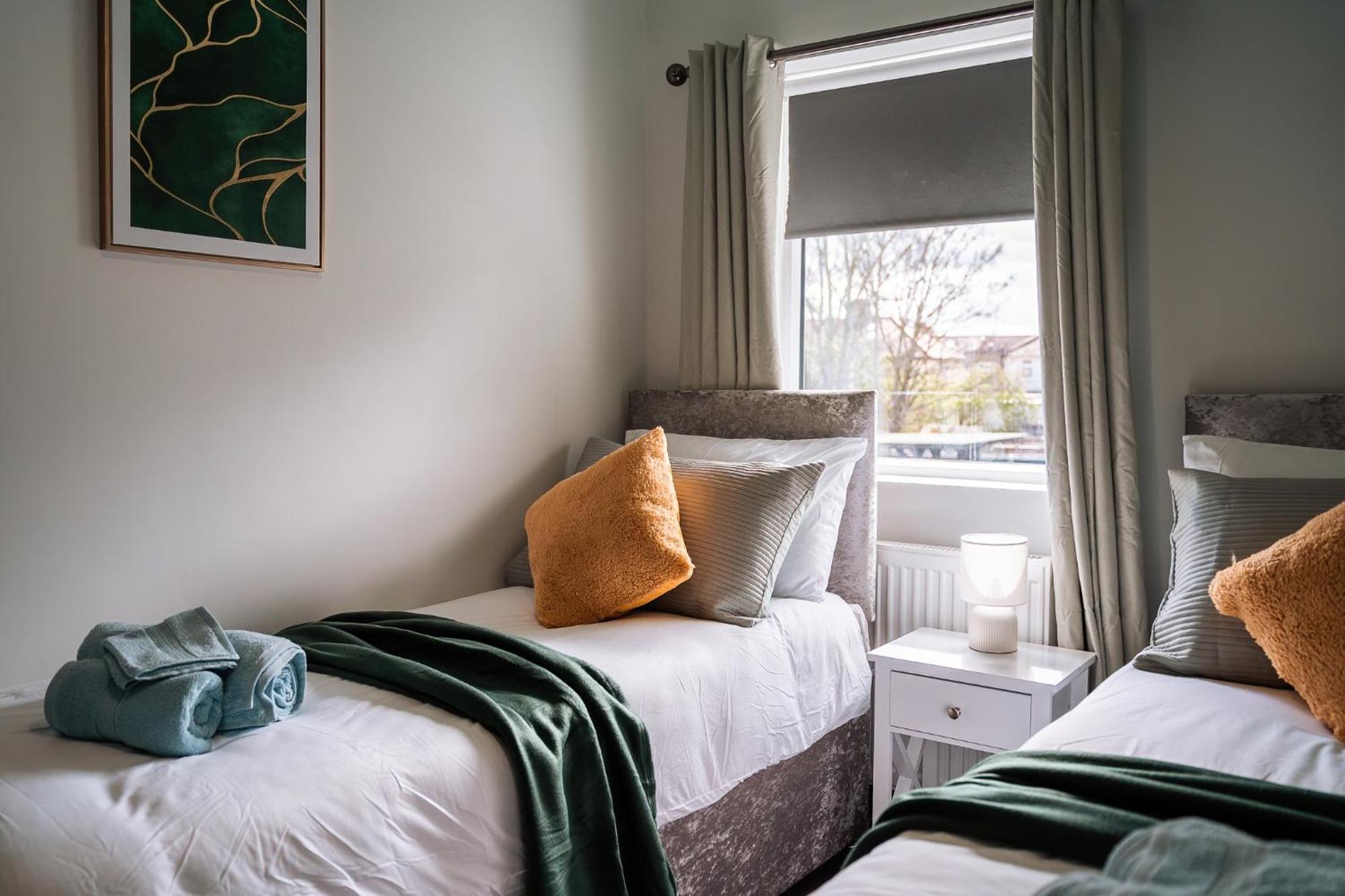 Edmonton - 4 Bedrooms, Sleeps 8, 3 Bathroom Contractor Base Feriehus *