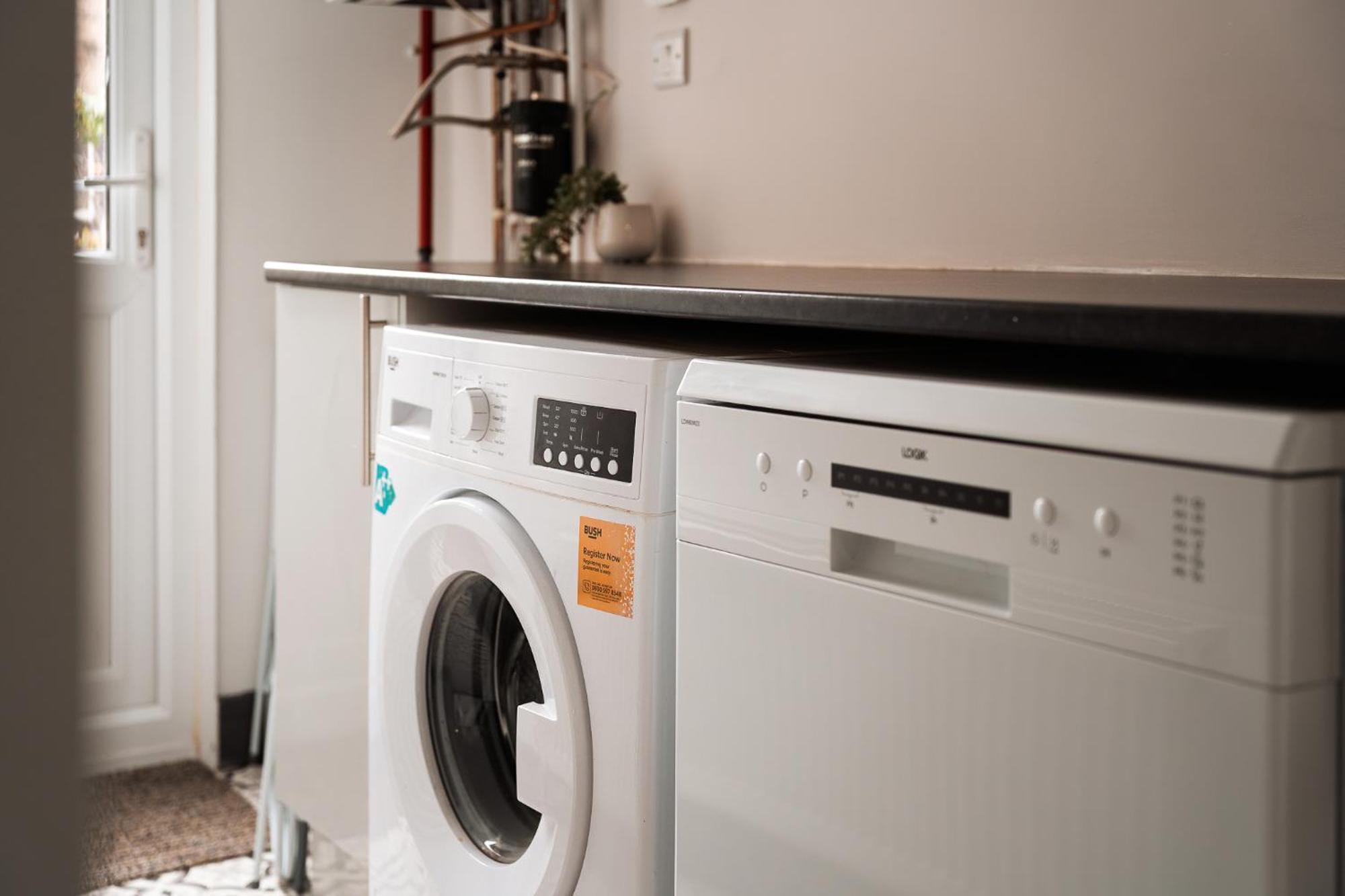 Edmonton - 4 Bedrooms, Sleeps 8, 3 Bathroom Contractor Base Feriehus London