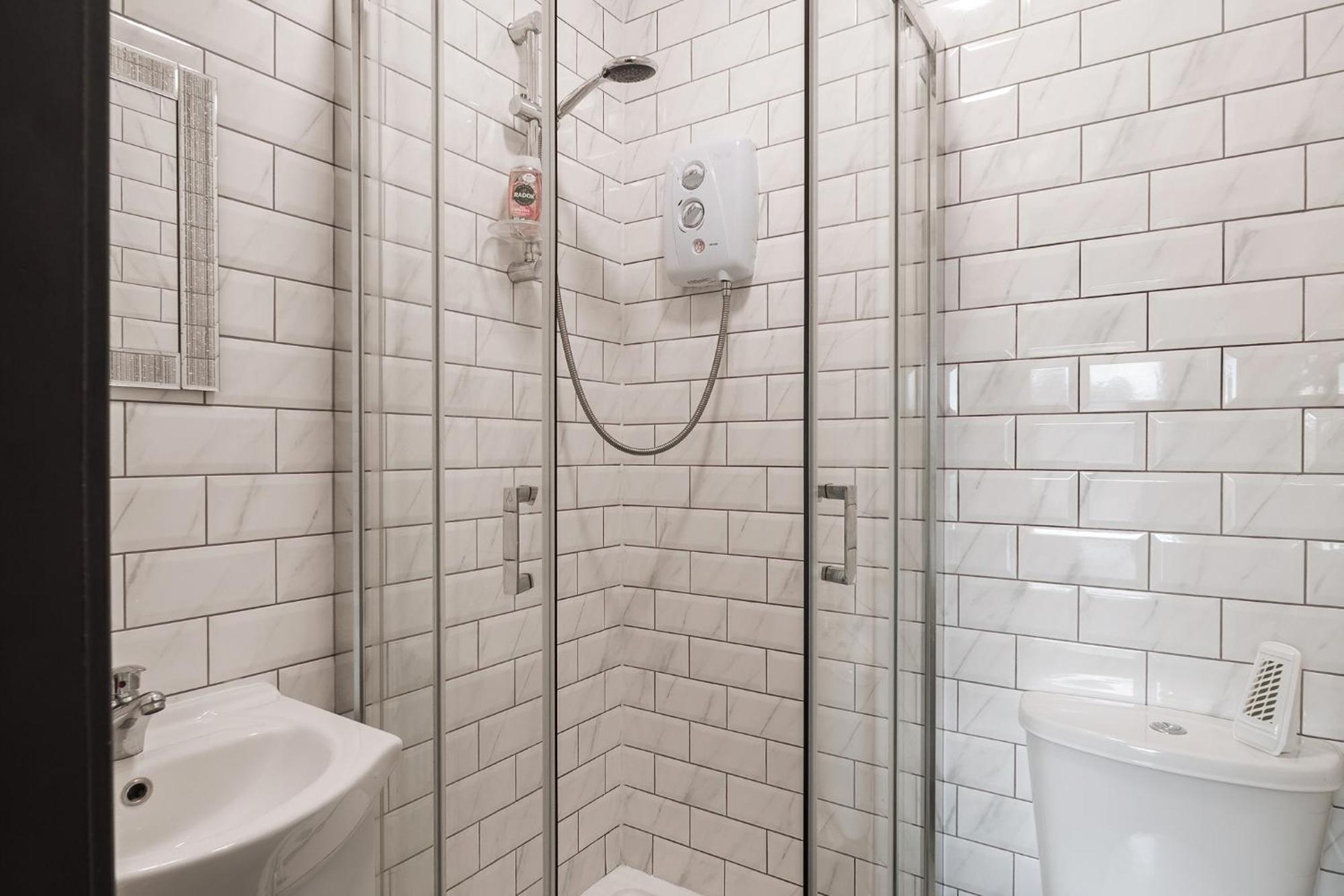 Edmonton - 4 Bedrooms, Sleeps 8, 3 Bathroom Contractor Base Feriehus London