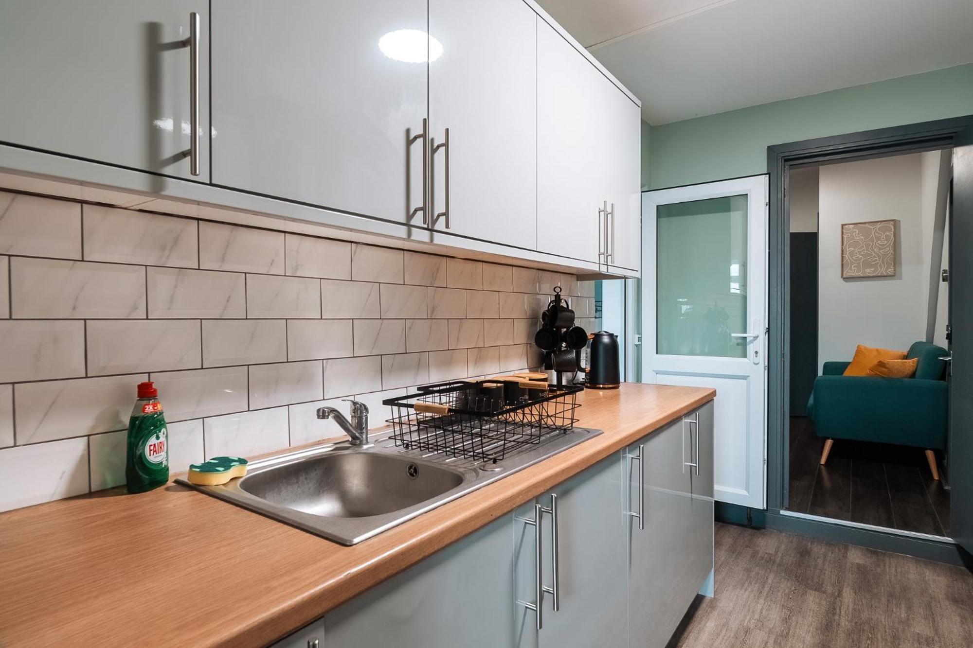 Edmonton - 4 Bedrooms, Sleeps 8, 3 Bathroom Contractor Base Feriehus London