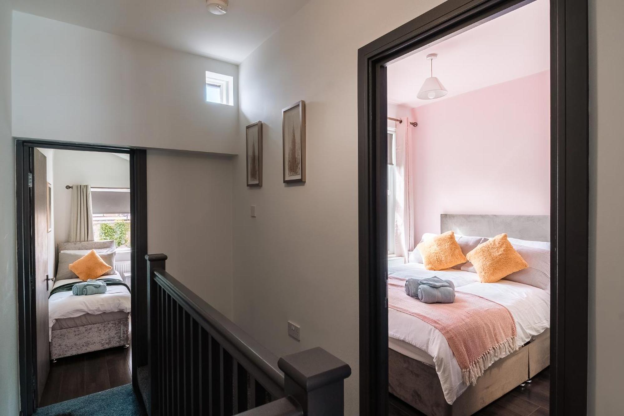 Edmonton - 4 Bedrooms, Sleeps 8, 3 Bathroom Contractor Base Feriehus *
