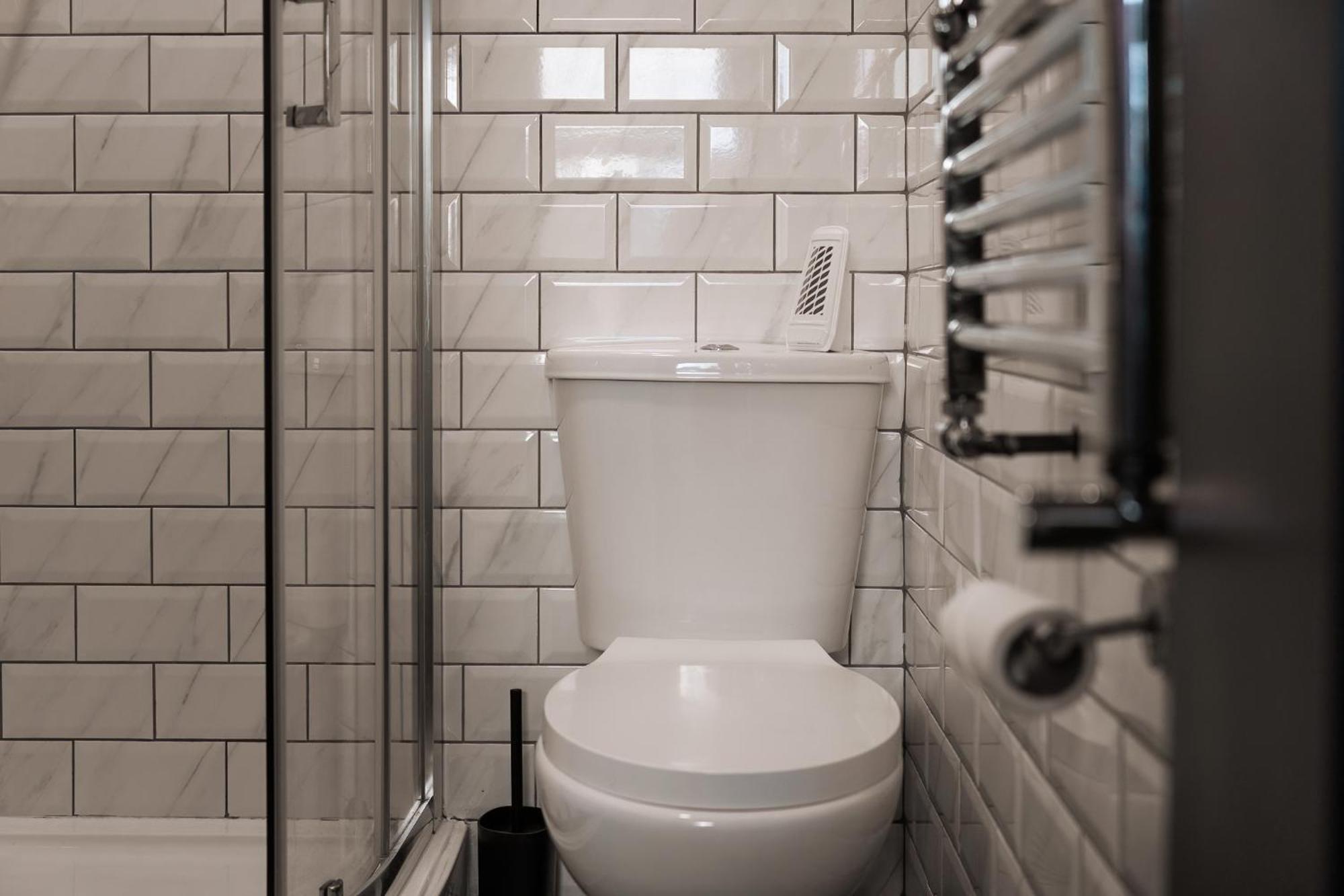Feriehus Edmonton - 4 Bedrooms, Sleeps 8, 3 Bathroom Contractor Base London